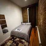 Cozy Townhouse In Manhattan