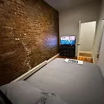 Cozy Townhouse In Manhattan *