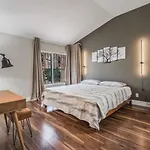 A Very Special Apt - Lots Of Light And Space Please Contact The Landlord To Book A Room