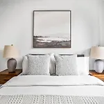 Modern 2-Br With Southern Views