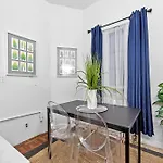 Apartment 2br Walk To Restaurants & Time Square *