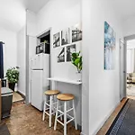 2br Walk To Restaurants & Time Square Apartment