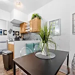 Apartment 2br Walk To Restaurants & Time Square *