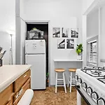 Apartment 2br Walk To Restaurants & Time Square