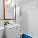 2br Walk To Restaurants & Time Square Apartment