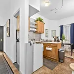 Apartment 2br Walk To Restaurants & Time Square