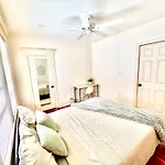 Modern Apartment - 3 Bedrooms, 2 Bathrooms