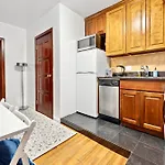 2 Bd Central Apt Next To Diamond District