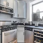 Gorgeous & Bright 3Bdr & 1Bth In Midtown Manhattan