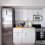 444-3A Newly Renovated 1Br - Elevator Building