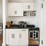 444-1A Beautiful 1Br Midtown West