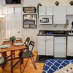 Metropolitan Manhattan Apartment *
