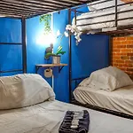 Metropolitan Manhattan Apartment *
