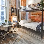 Metropolitan Manhattan Apartment *
