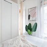 48-5fe Brand New 2br In Prime Midtown - W&d * New York