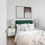 Apartment 48-5fe Brand New 2br In Prime Midtown - W&d New York