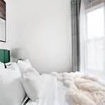 48-5fe Brand New 2br In Prime Midtown - W&d * New York