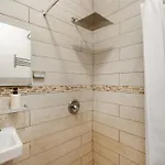 428-2w Newly Furnished Prime Location 2br Sleeps 5 Apartment *