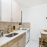 428-2w Newly Furnished Prime Location 2br Sleeps 5 Apartment *