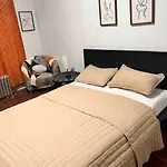 Large And Spacious Room Facing A Beautiful Park Minutes Away From Manhattan