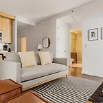 Outstanding & Bright Apartment In Midtown Manhattan