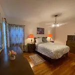 Apartment Luxury Three Bedroom In A Private House