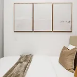 317-1B Modern 1Br Ues W D