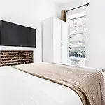 Stylish & Comfy 4Bdr & 1Bth In Midtown Manhattan