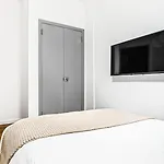 Stylish & Comfy 4Bdr & 1Bth In Midtown Manhattan