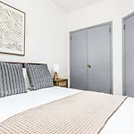 Stylish & Comfy 4Bdr & 1Bth In Midtown Manhattan