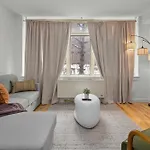 Apartment Modern 2br Steps From New York's Iconic Broadway