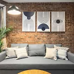 Modern Manhattan Haven Near Everything