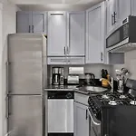 Sleek Manhattan Pad In Prime Location