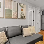 Sleek Manhattan Pad In Prime Location