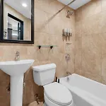 Stylish 1br In The Heart Of The With Gym New York