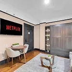 Stylish 1br In The Heart Of The With Gym New York