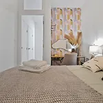 Designer 2 Bedroom Comfort Near Park Apartment *