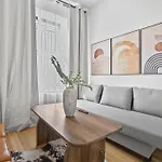 Designer 2 Bedroom Comfort Near Park Apartment New York