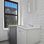 Designer 2 Bedroom Comfort Near Park *