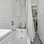 Designer 2 Bedroom Comfort Near Park Apartment *