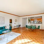 Contemporary 2 Bed 2 Bath Bright And Sunny New York
