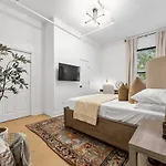 2Br And 2Ba In Historic Brownstone Near Subway