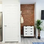 240-15 Luxury Studio Prime Location W&D