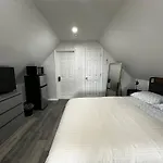 Modern & Cozy Room In Queens Near Train Station And Buses