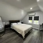 Modern & Cozy Room In Queens Near Train Station And Buses