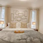 Bushwick Gem With Spacious King Bed, 2 Baths With Modern Kitchen & Steps To Train