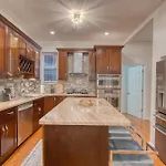 Bushwick Gem With Spacious King Bed, 2 Baths With Modern Kitchen & Steps To Train