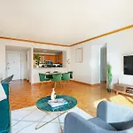 Contemporary 2 Bed 2 Bath Apt Bright And Sunny
