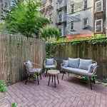 Inviting 2Bd Upper East Side Stay With Backyard