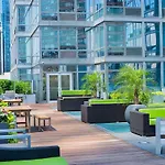 Apartment Entire Luxury Midtown With Pool, Gym, And Sauna